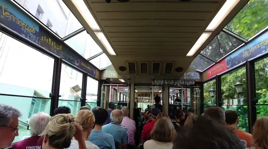 香港 ピークトラム 車内 イメージ